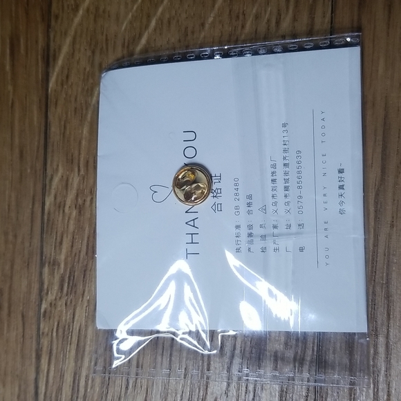 NWT n x u Radish Enamel Pin - Picture 2 of 2